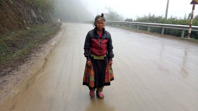 Rét đậm ở miền Bắc: Trẻ em vùng cao chân trần co ro trong giá buốt